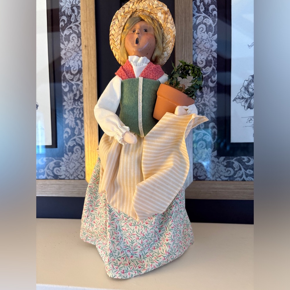 Byers Choice Williamsburg Retired Colonial Woman with Topiary